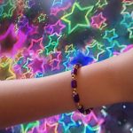 Синьо-розова гривна със сладкиш