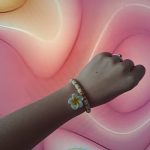 Бяло-жълта гривна с цвете