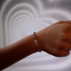 Бяла и сребърна гривна със перла